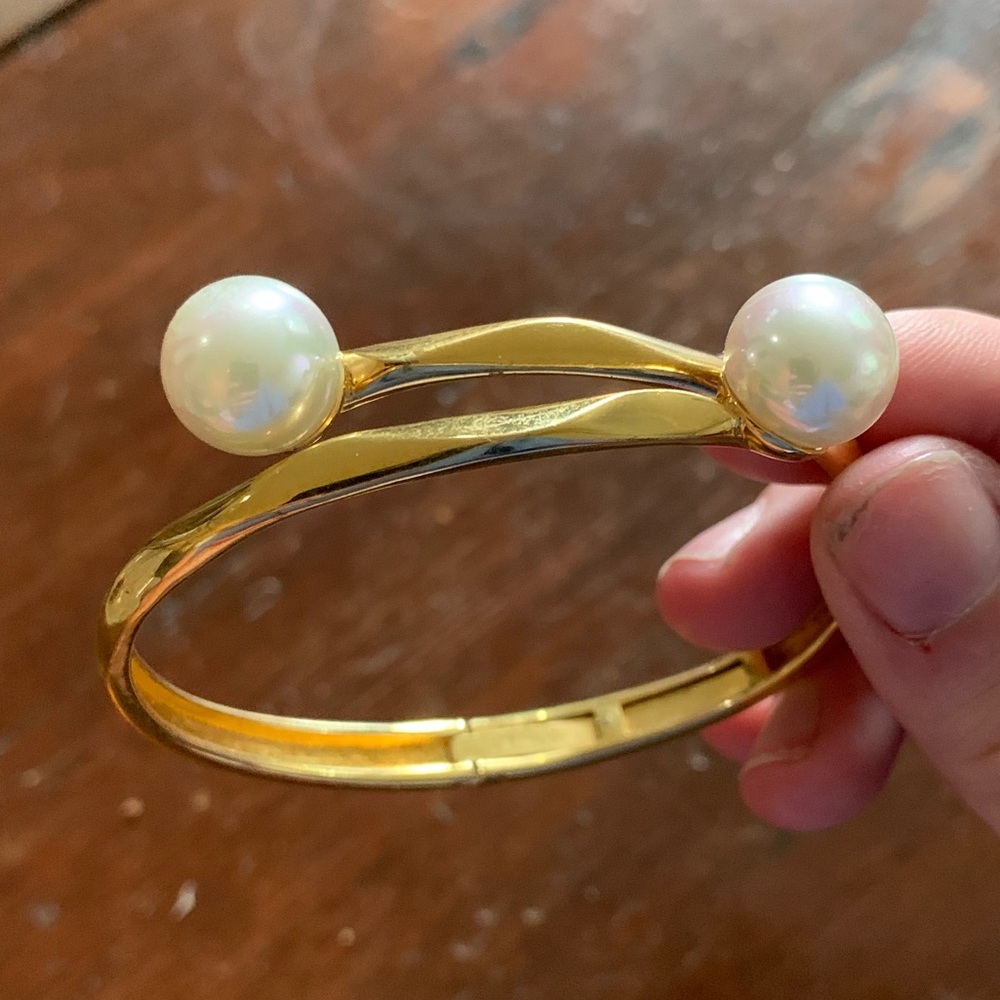 Pearl and gold bracelet
